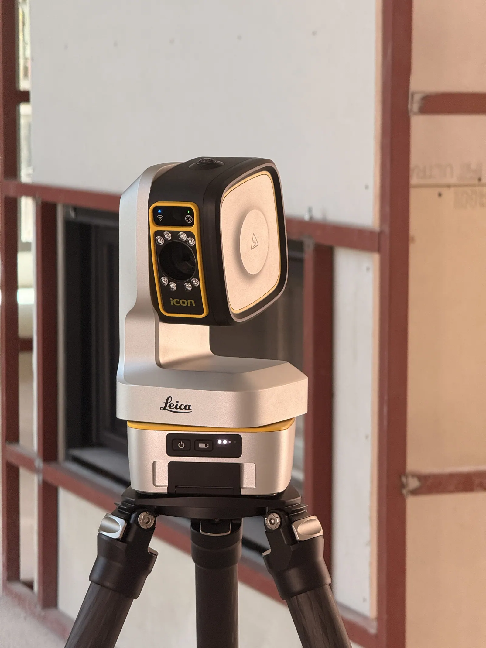 Leica iCON iCS50 ölçüm istasyonu şantiyede tripod üzerinde