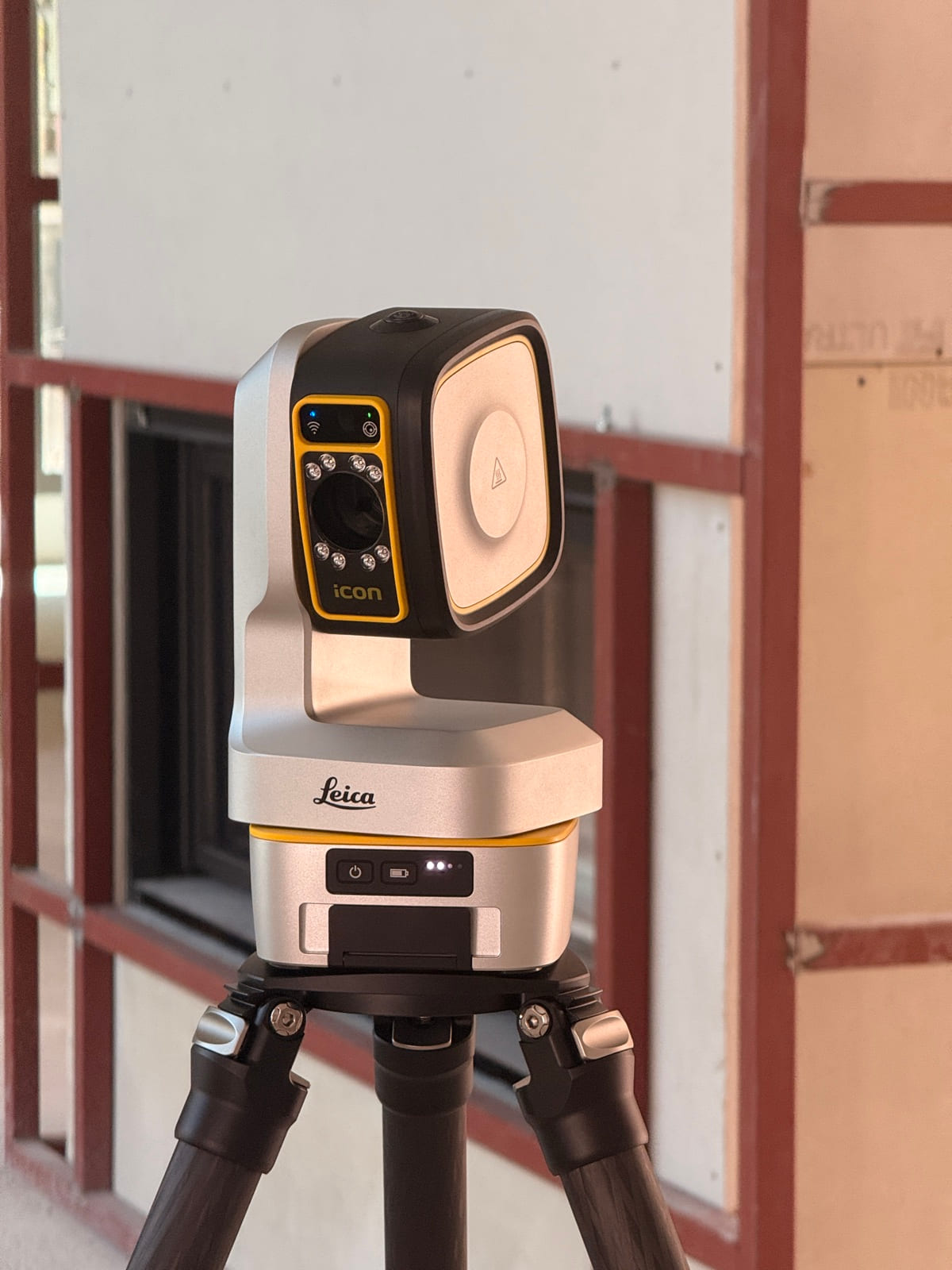Leica iCON iCS50 3D dijital ölçüm cihazı yakın görünümü